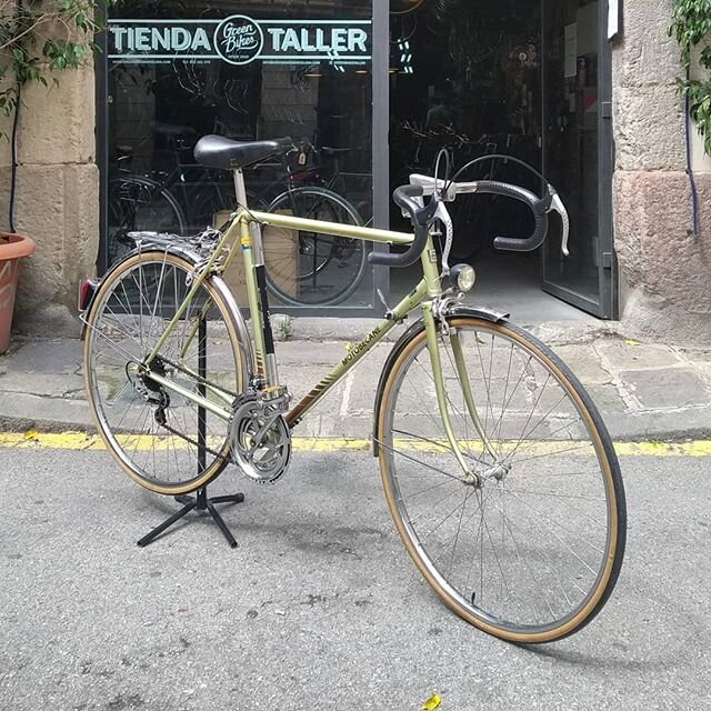 Nos encantan estas joyitas viejas bien conservadas...aunque a veces llegan al taller en un estado penoso siempre tratamos de salvarlas y devolverles la vida!
.
.
.
.
..
.#motobecane
#commutingbike #savetheratbike #mtb  #citybike #barcelonabici #bicib