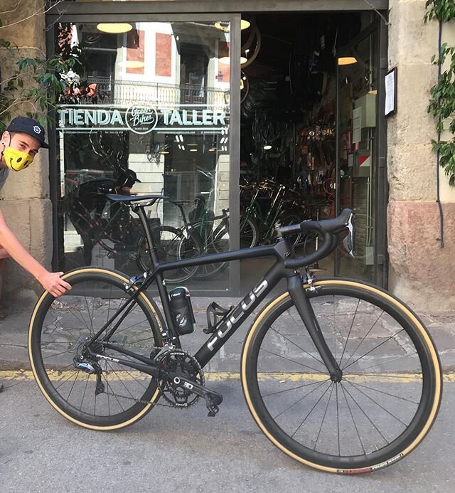 Otra nave que pasa por @greenbikestaller , una Focus con cambios electr&oacute;nicos Ultegra , sostenida para la foto por su due&ntilde;o, el gran @tomens.cc 😘
.
.
.

#trackbike #ribuffobikes #roadcycling #roadbike #biciclasica #specialized #sworks 