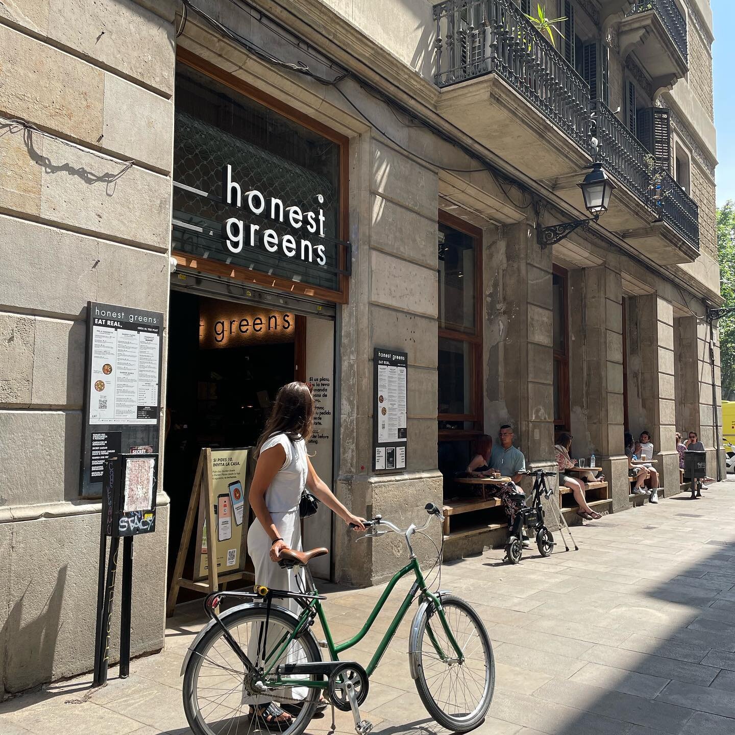 ⚡️ GREEN BIKE TIP ⚡️ 

While cycling through Barcelona, want to take a break and have lunch somewhere? One of Green Bikes&rsquo; favourite spots is the restaurant @honestgreens 🌱 

The El Born location is highly recommended because it features a lov
