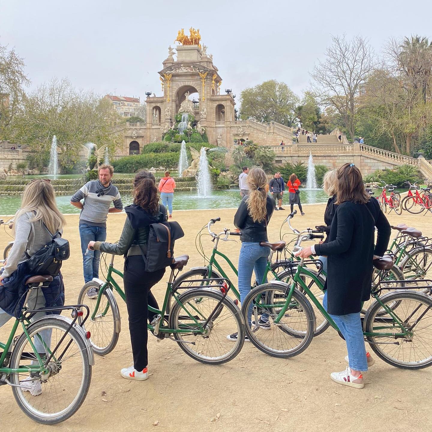 Did you know that Parc de la Cituadella is the biggest park of Barcelona? Besides relaxing, you can experience a lot of activities here on a sunny day 🎶🛶 

Discover the highlights of Barcelona yourself by going on a tour with us! 🚲 

#parcdelaciut
