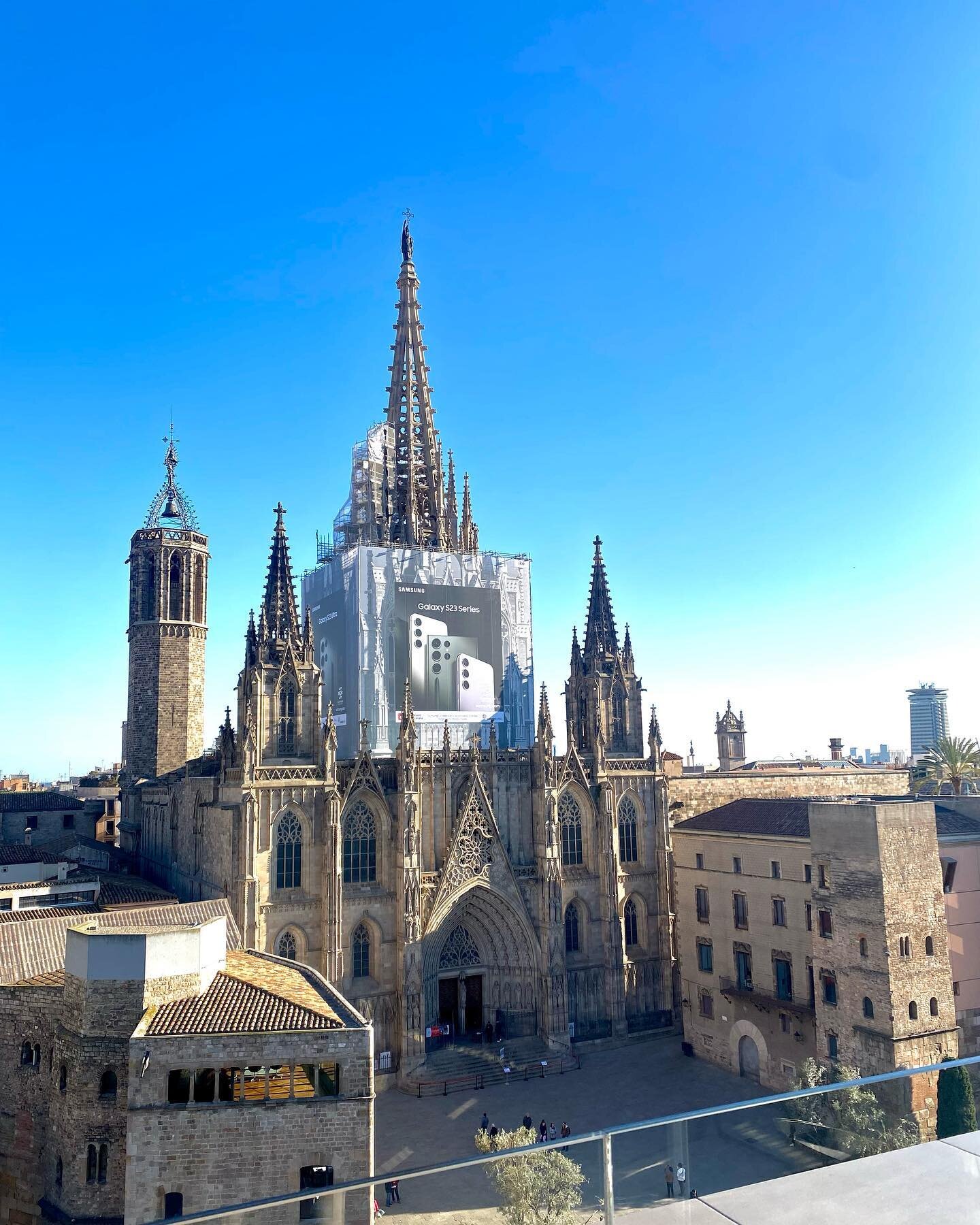 🚲GREENBIKES TIP🚲

The rooftop bar at hotel Colon is the perfect place to enjoy the sun!☀️

On the rooftop bar you have a view over the square around it, and the beautiful cathedral!🕍

#greenbikesbarcelona #barcelona #hotelcolon #cathedralbarcelona