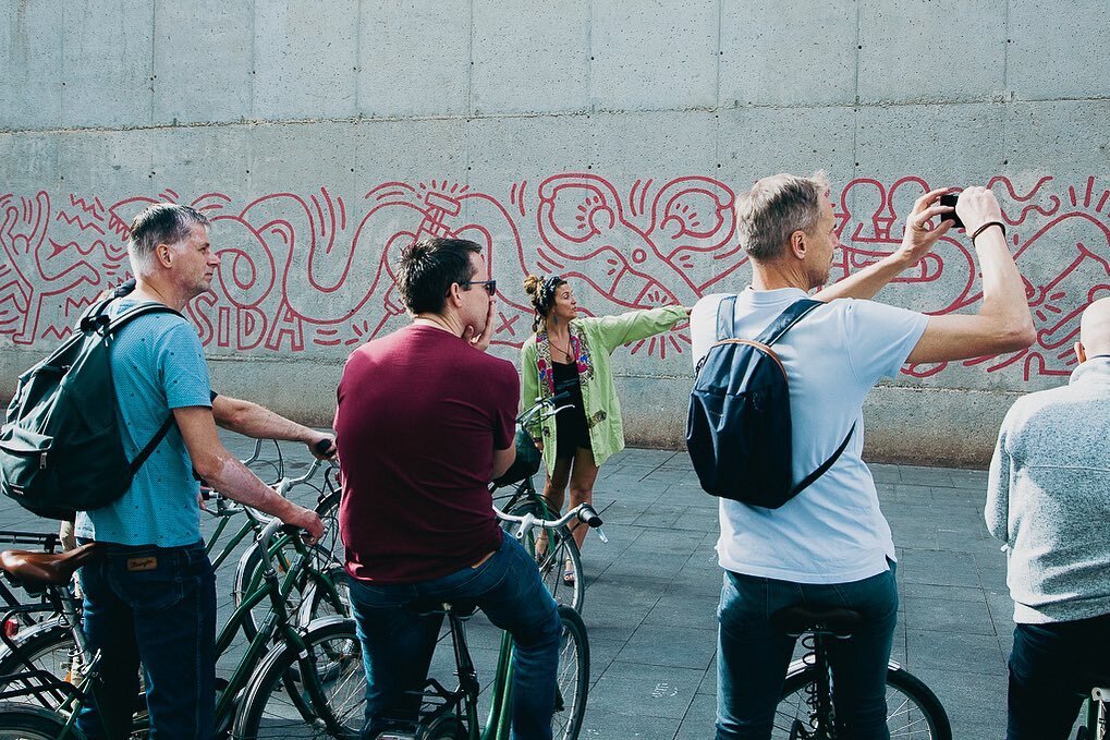 🚲GREENBIKES TOUR🚲

During the highlights tour you will see the 30 meter long mural by Keith Haring.👨🏻&zwj;🎨

In 1986, Keith Haring was diagnosed with HIV positive.

And in 1989, Keith Haring painted this 30 meter mural to raise awareness of HIV 