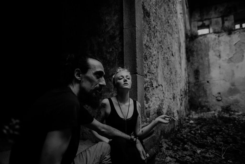 alternative couple at a intimate pre-wedding photosessio
