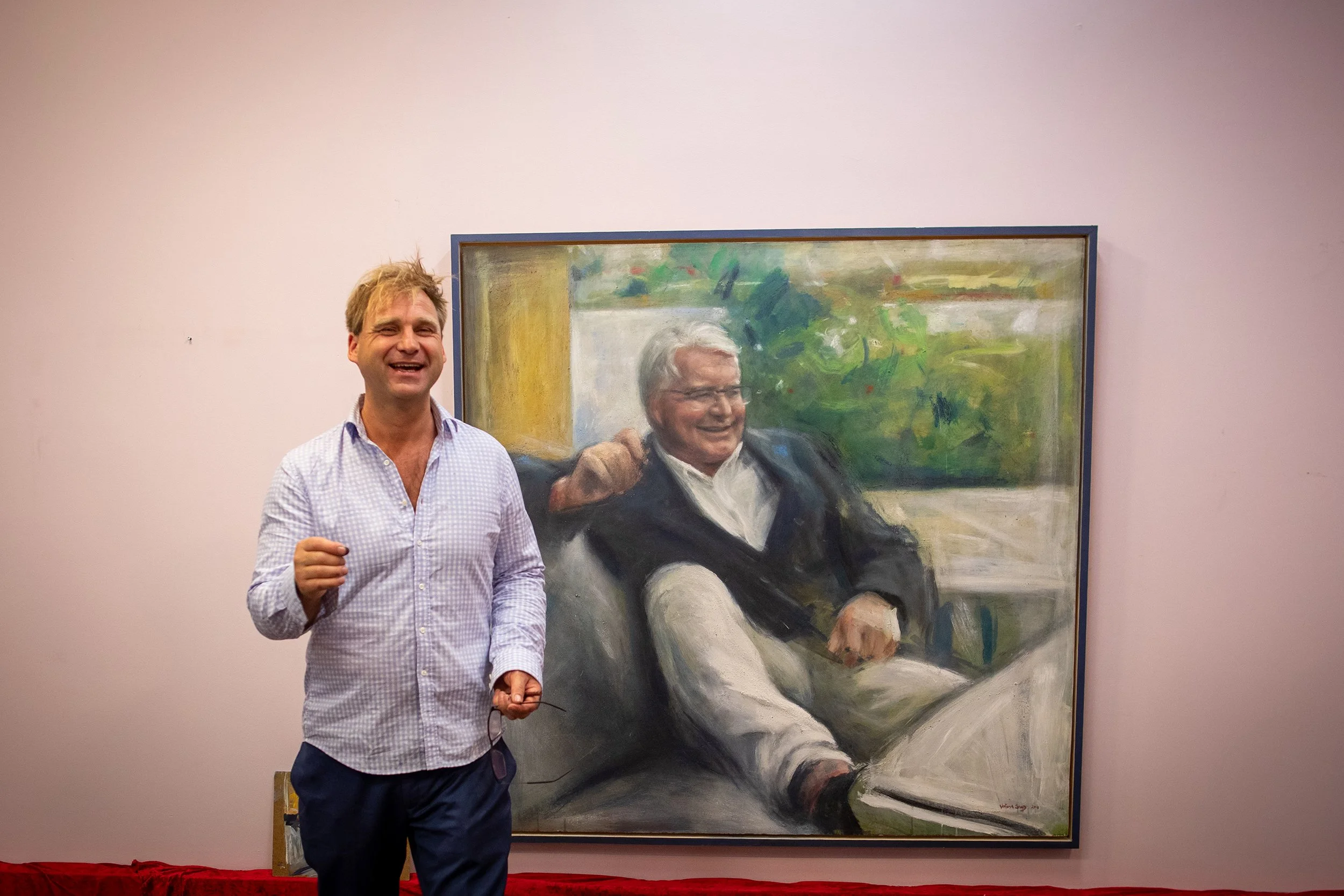 Vebjørn Sand showing his portrait of Fabian Stang for the first time.