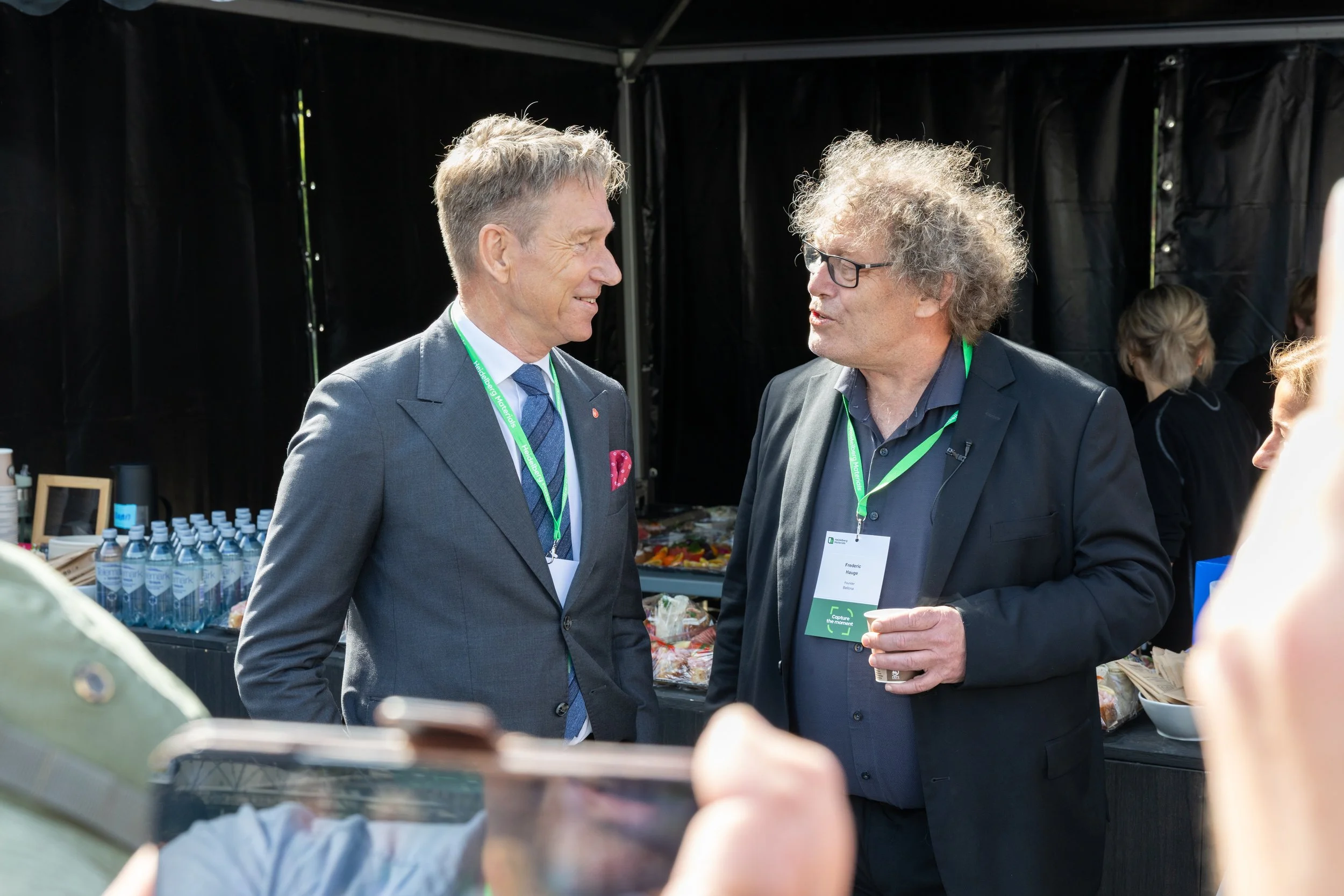 Heidelberg Materials åpner verdens første utslippsfrie sementfabrikk i Brevik.
Her møtes Energiminister Terje Aasland og tidligere leder av Belona. Frederic Hauge.