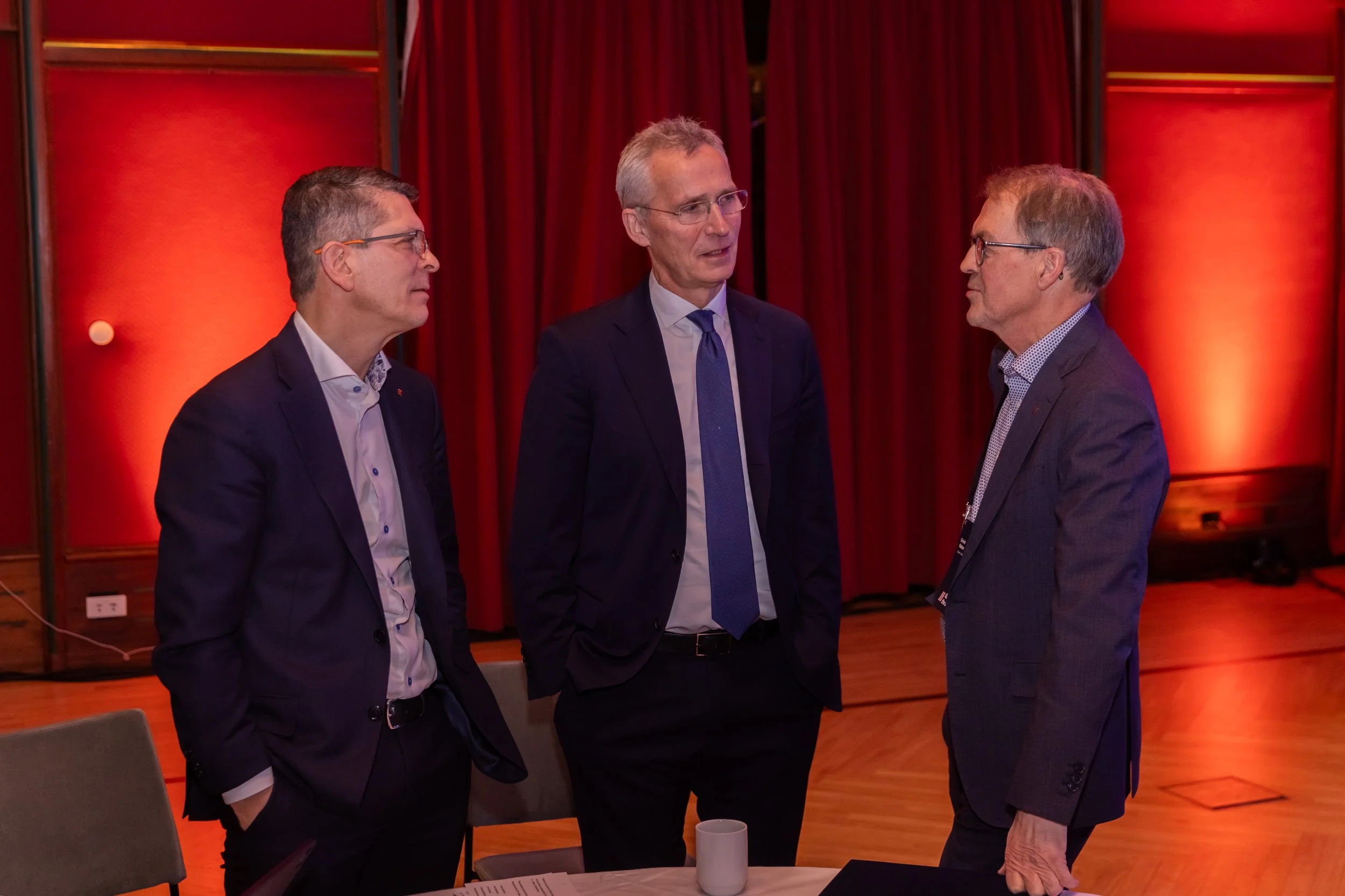 Kongsberg Gruppens årlige EMM. Kongsberg-sjef Geir Håøy, generalsekretær i NATO, Jens Stolteberg og styreleder i Kongsberg Eivind Reiten.