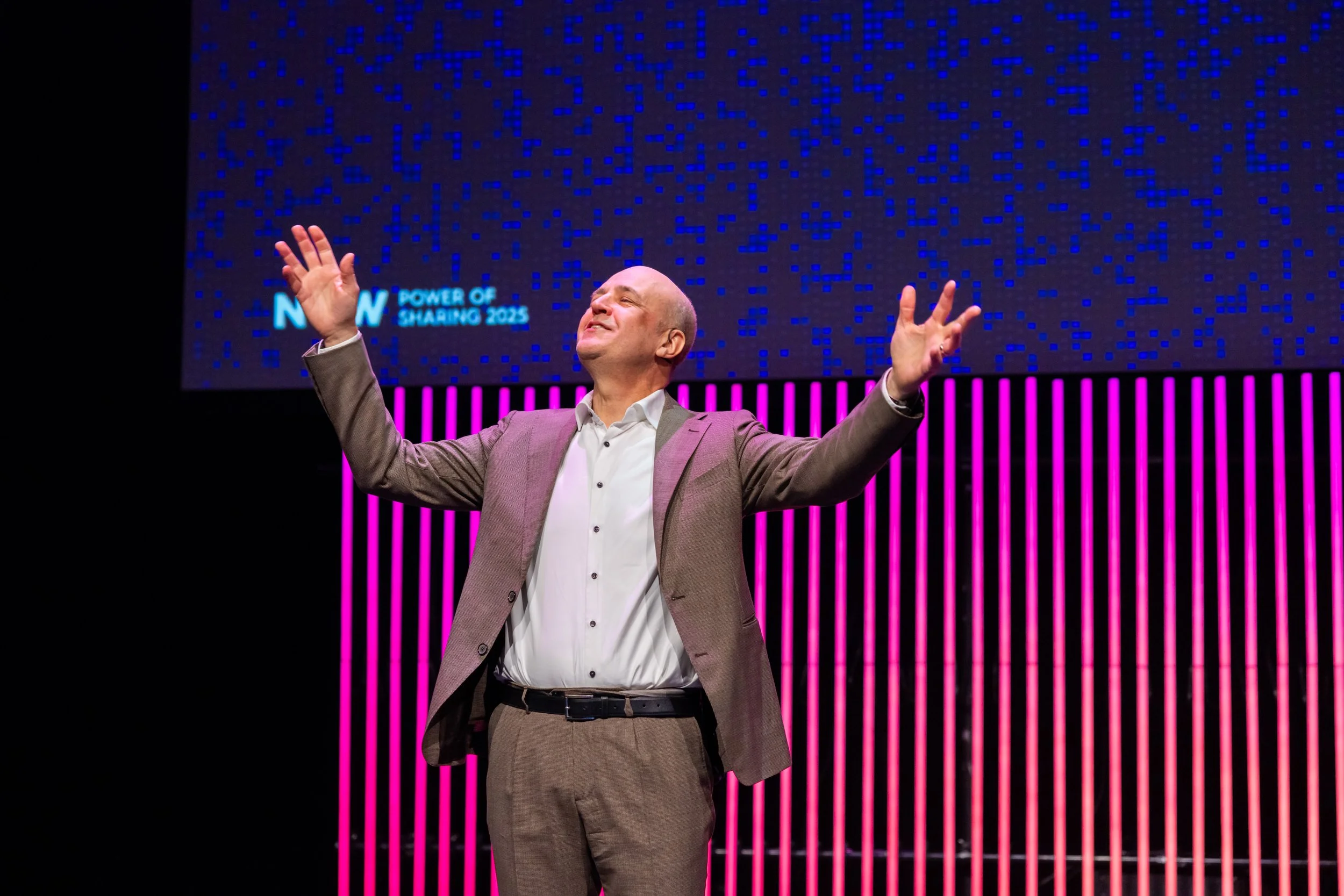 Fredrik Reinfeld, tidligere statsminister i Sverige, innleder på Sopra Sterias Power of sharing konferanse.