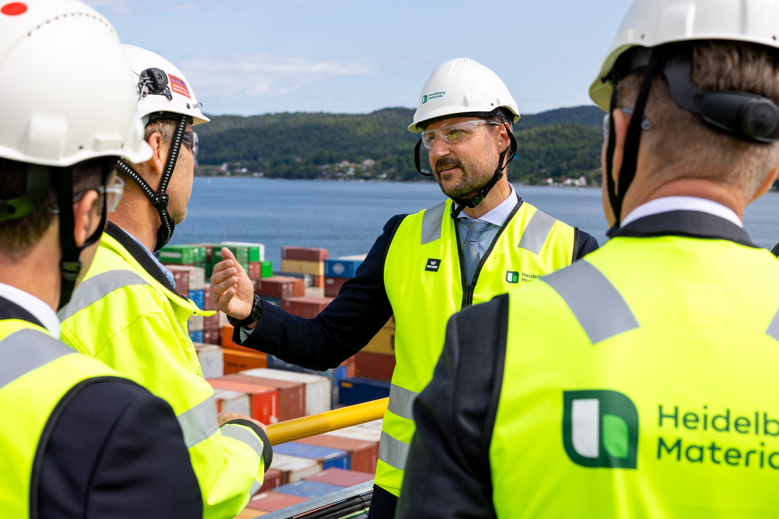 Heidelberg Materials åpner verdens første utslippsfrie sementfabrikk i Brevik med blant andre Kronprins Haakon til stede.