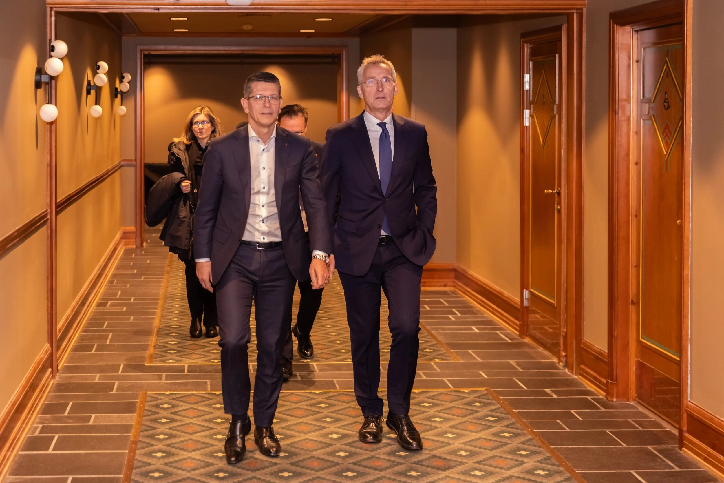 Kongsberg Gruppen samler ledelsen til EMM. I 2025 var generalsekratær i NATO, Jens Stolterberg, en av mange innledere. Her på vei inn med Kongsberg-sjefen Geir Håøy.