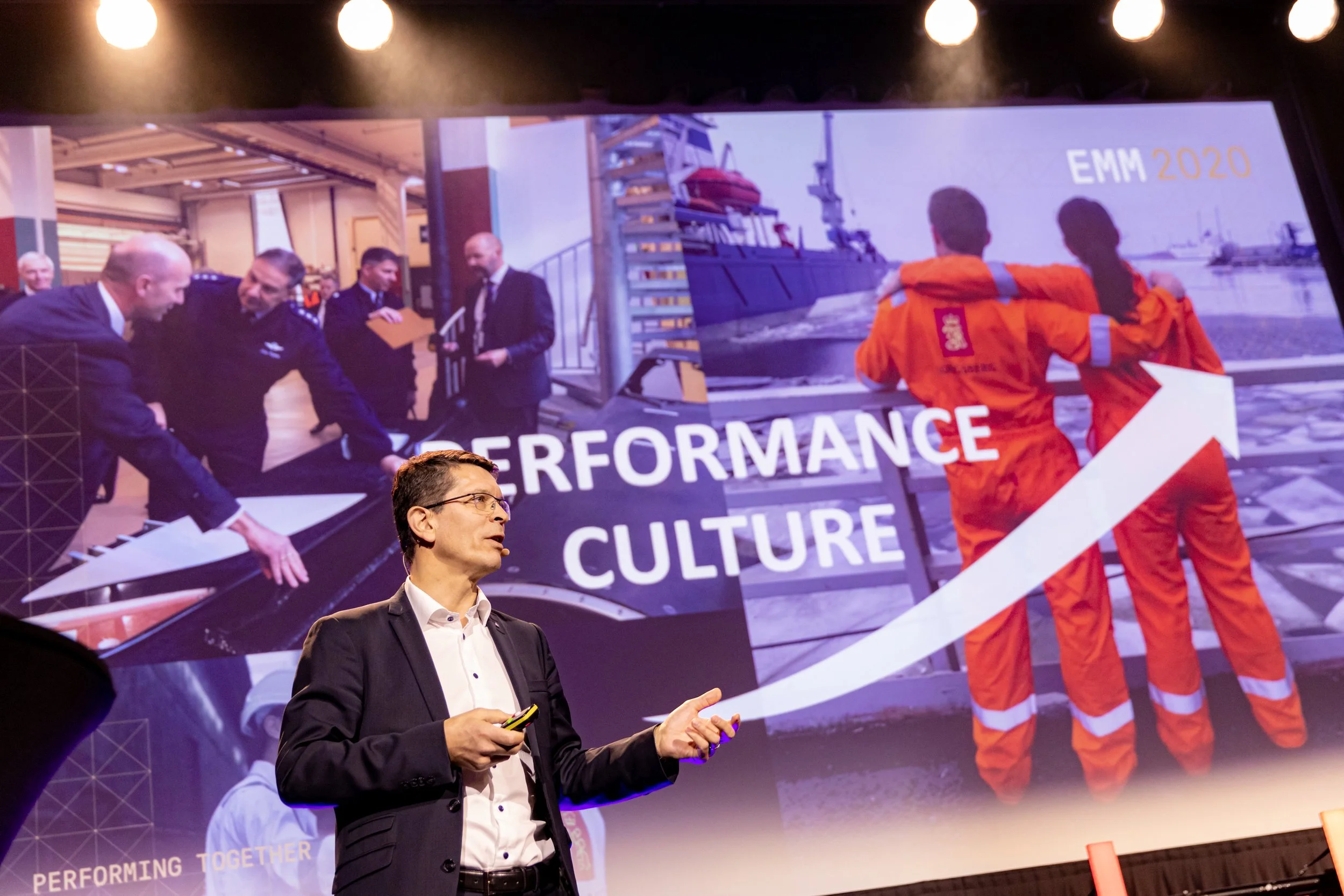 Kongsberg Gruppens CEO, Geir Håøy, tegner og forklarere at pilene peker oppover....