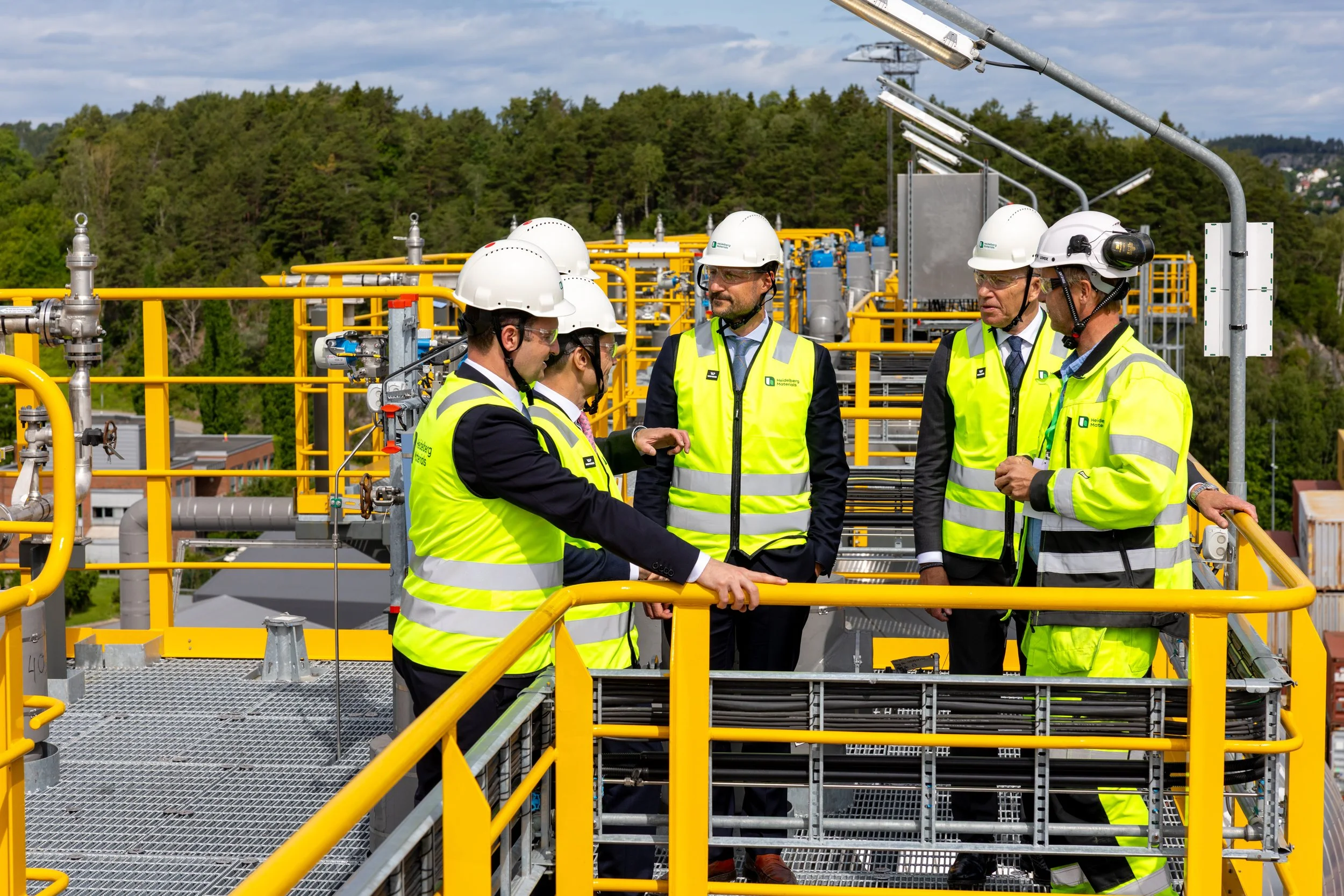 Heidelberg Materials åpner verdens første utslippsfrie sementfabrikk i Brevik med blant andre Kronprins Haakon til stede.