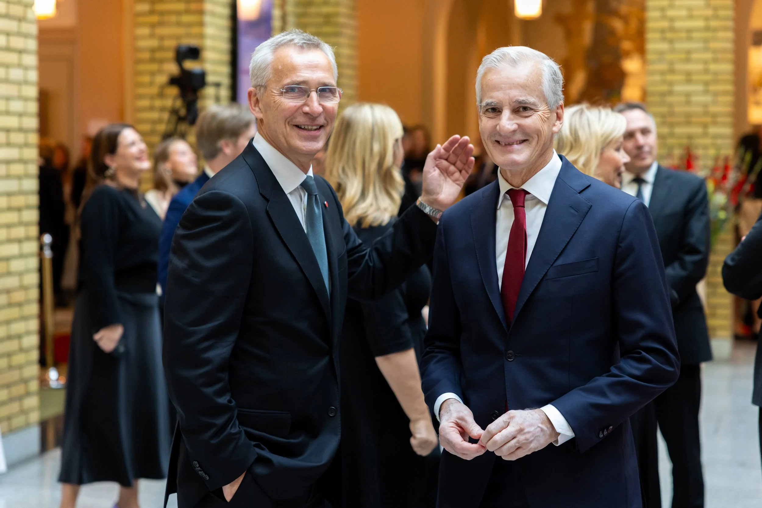 Jonas Gahr Støre and Jens Stoltenberg in the Norwegian parliament.