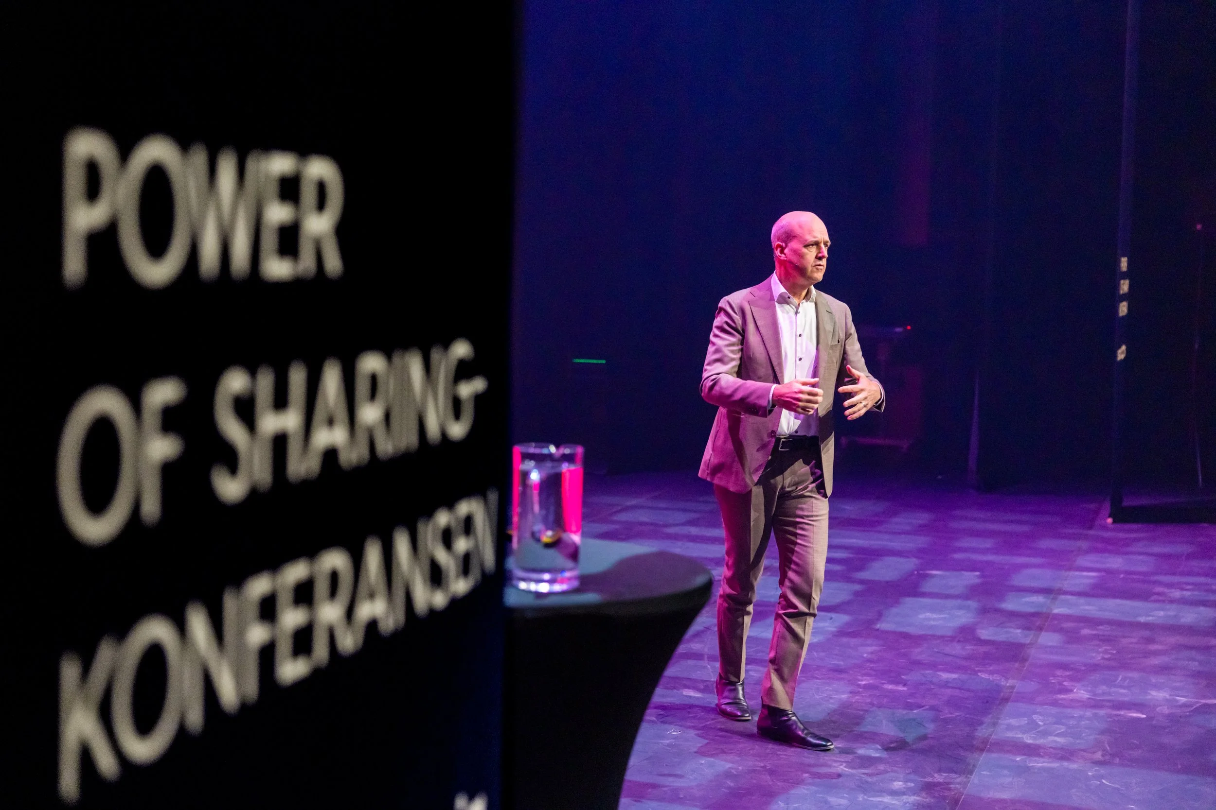 Fredrik Reinfeld, tidligere statsminister i Sverige, innleder på Sopra Sterias Power of sharing konferanse.