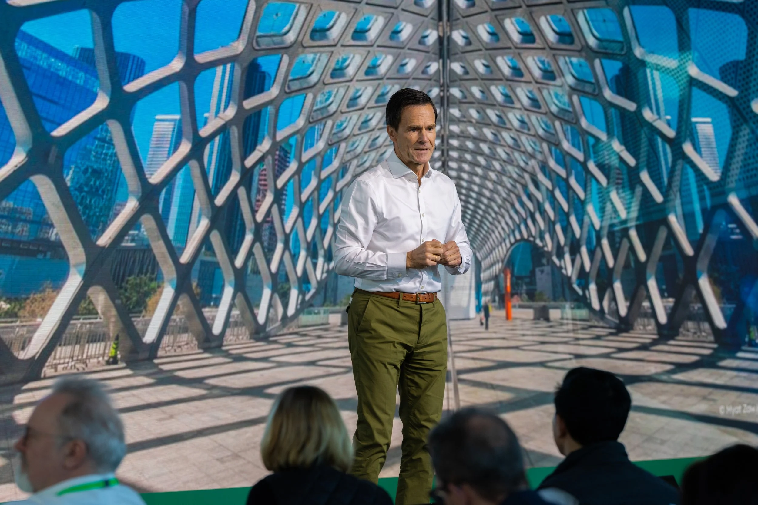 Heidelberg Materials åpner verdens første utslippsfrie sementfabrikk i Brevik.  CEO,. Dr Dominik von Achten, tegner og forklarer.