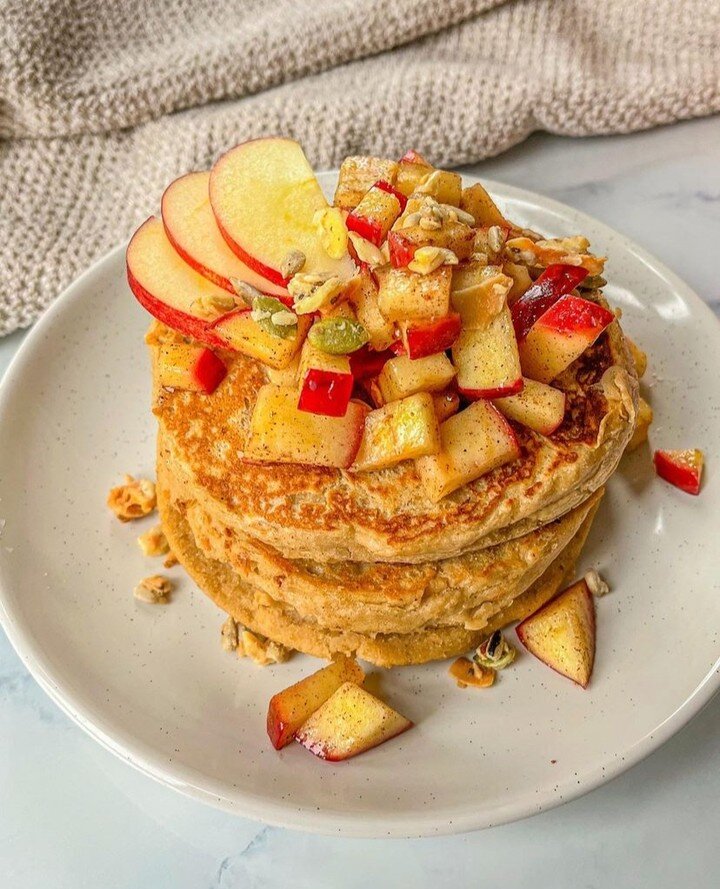 ✨SPICED APPLE TOFU PANCAKES by the wonderful @micaeatsveg✨ft. the ultimate pancake topper, our deep toasted granola!😍

You&rsquo;ll need:
- 170g of silken tofu 
- 200ml dairy free milk 
- 110g of oat flour (or plain flour)
- 20g of protein powder 
-