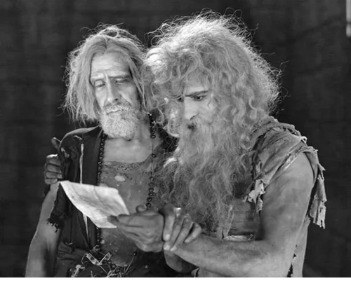 Spottiswoode Aitken as Abbé Faria and John Gilbert as Edmund Dantes in MONTE CRISTO (1922)
