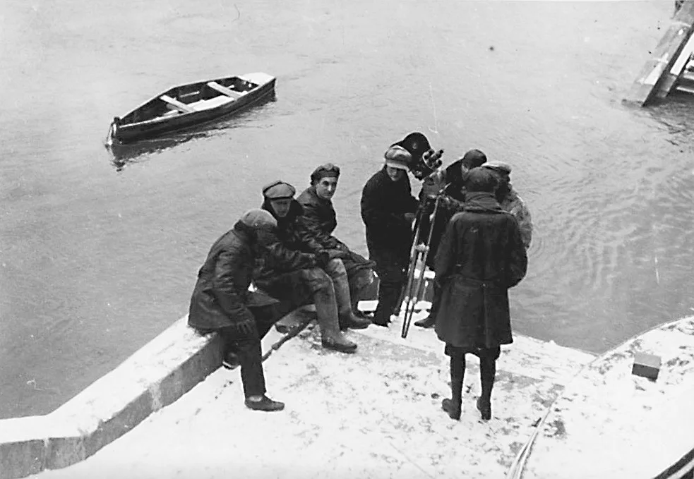 Shooting PAROVOZ B-1000 : Michail Kalatozov (seated third from left)