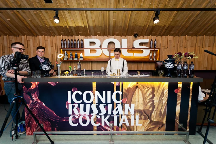 Брендирование клуба для бренда BOLS. Брендированный низ и задник бара специально для чемпионата барменов.
