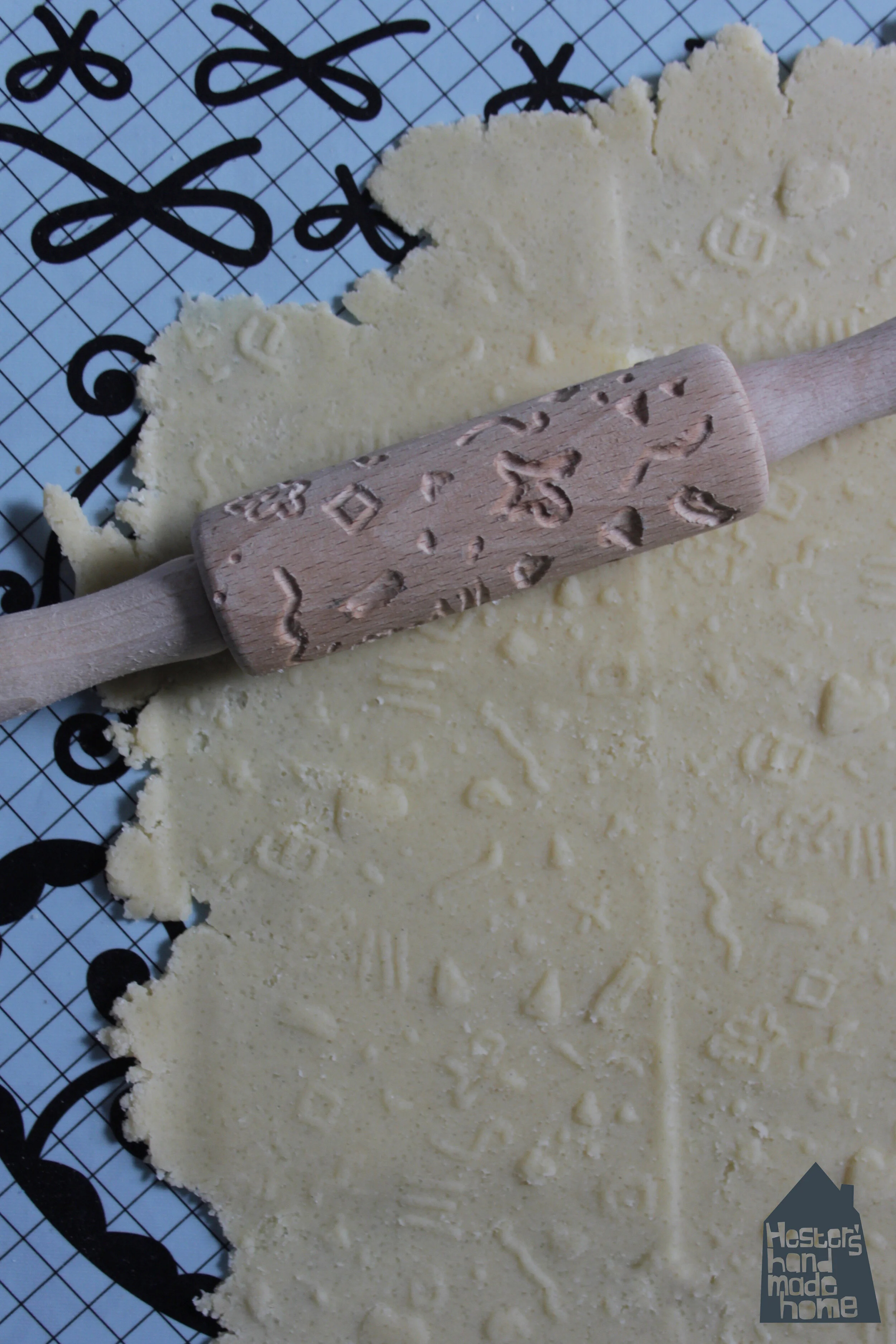 Engraved rolling pin DIY by www.hestershandmadehome.com