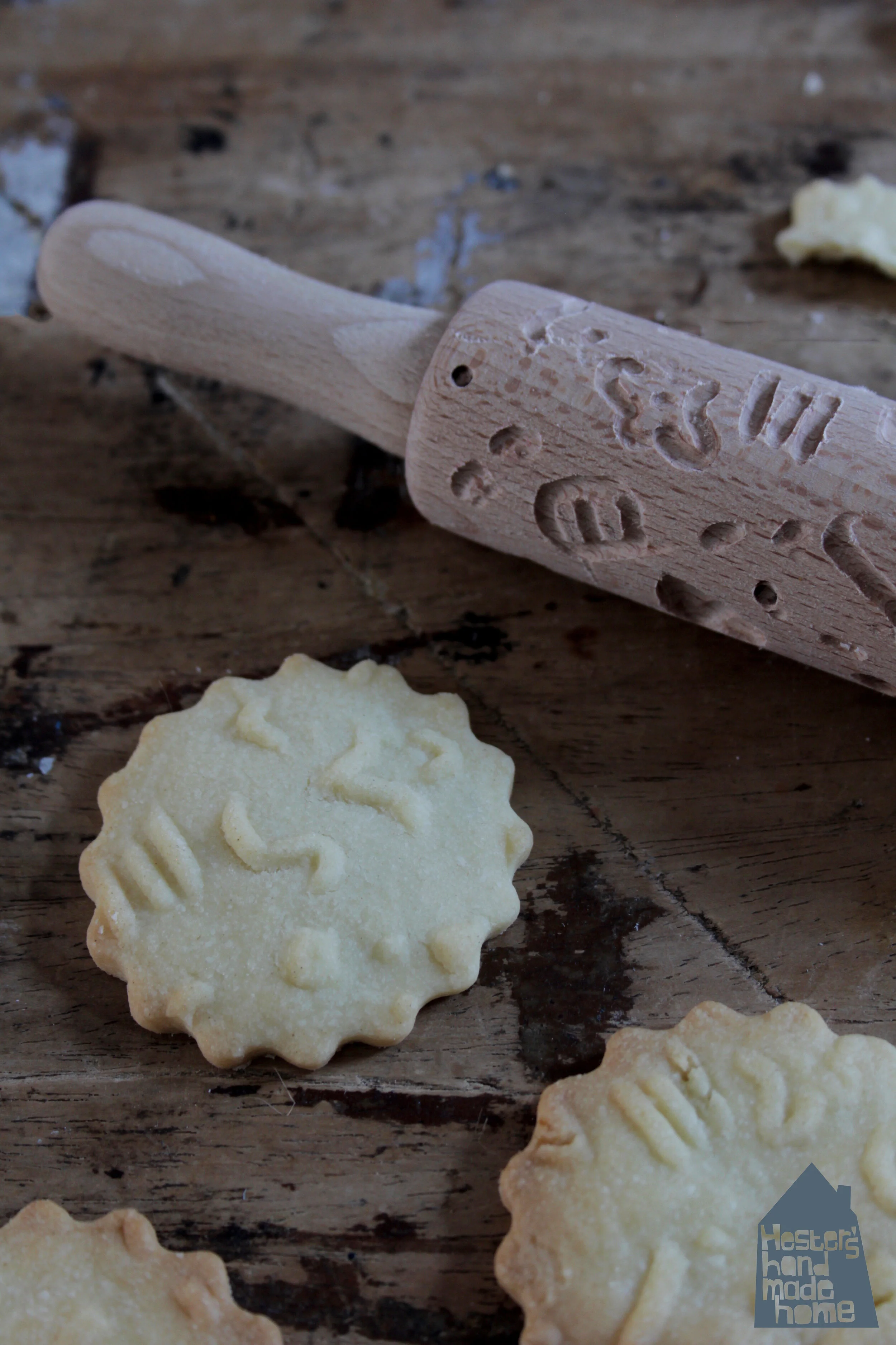Engraved rolling pin DIY by www.hestershandmadehome.com