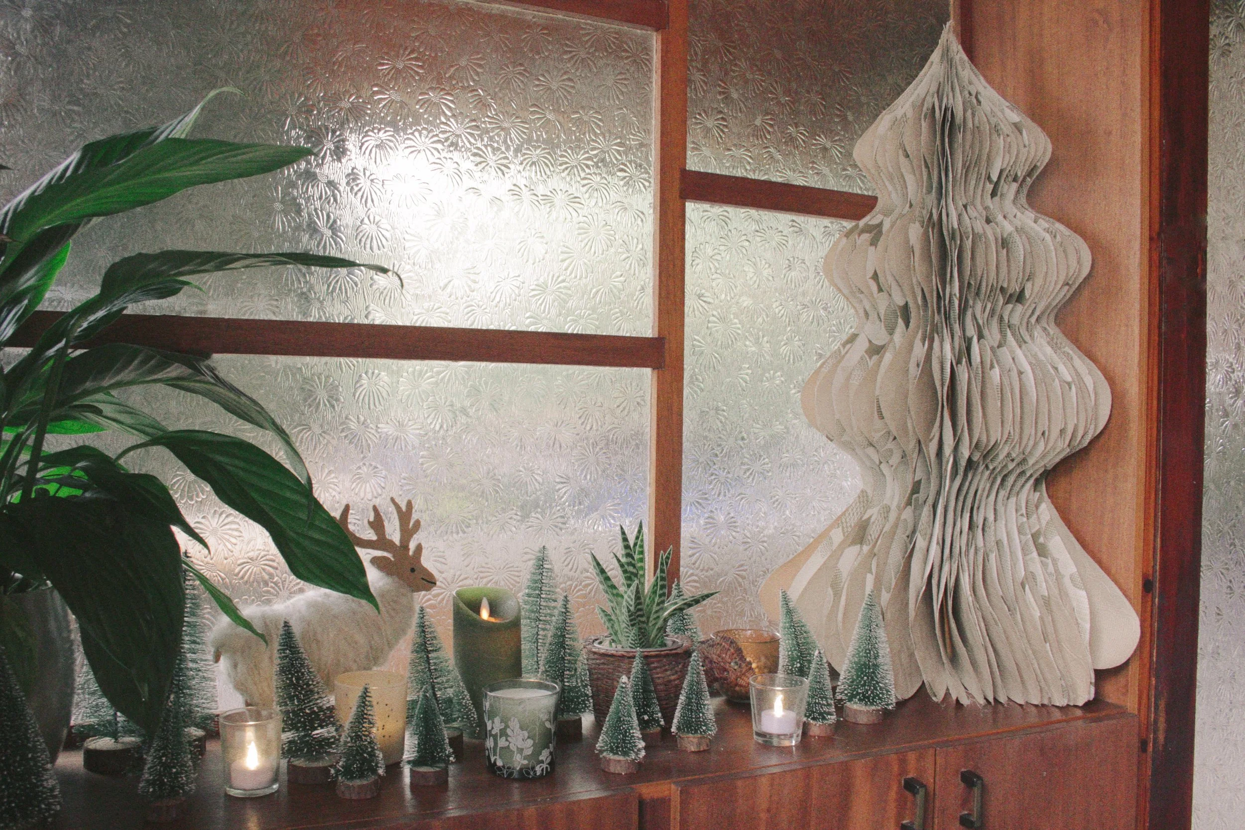 Wallpaper into a Christmas tree?