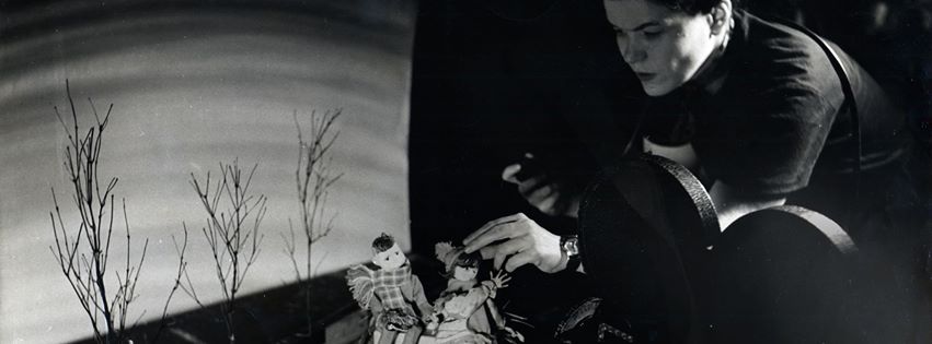 Alma Duncan travaillant à la réalisation du film Fantasie folklorique en 1951 à Ottawa. Alma Duncan creating her NFB film Folksong Fantasy (1951) in Ottawa. (Photo : Audrey McLaren)