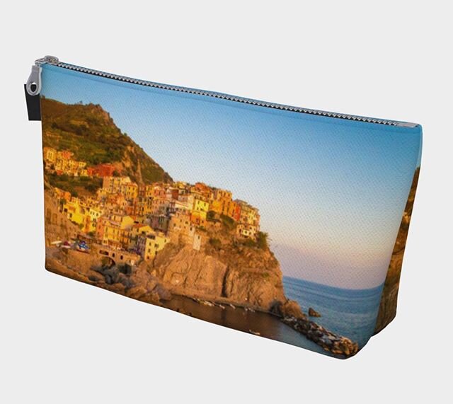 |MANAROLA, CINQUE TERRE ITALY TRAVEL CLUTCH|⠀
⠀
In this cobbled villa where the ground props up the community and the gardens twist tightly down the scaffolding, the sense of history steeped in the mortar makes Manarola sacred. Its connection to the 