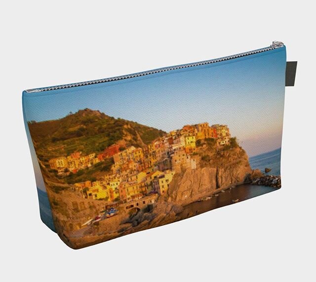 |MANAROLA, CINQUE TERRE ITALY TRAVEL CLUTCH|⠀
⠀
In this cobbled villa where the ground props up the community and the gardens twist tightly down the scaffolding, the sense of history steeped in the mortar makes Manarola sacred. Its connection to the 