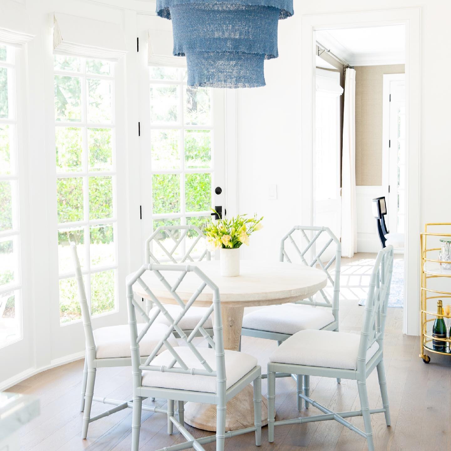 Love when a home has space for a breakfast nook! 💙 

The detailing on the faux-bamboo frame chairs add just enough personality and they pair so nicely with that natural oak table. #greenridgeremodel 
Photographer: @melodymelikian