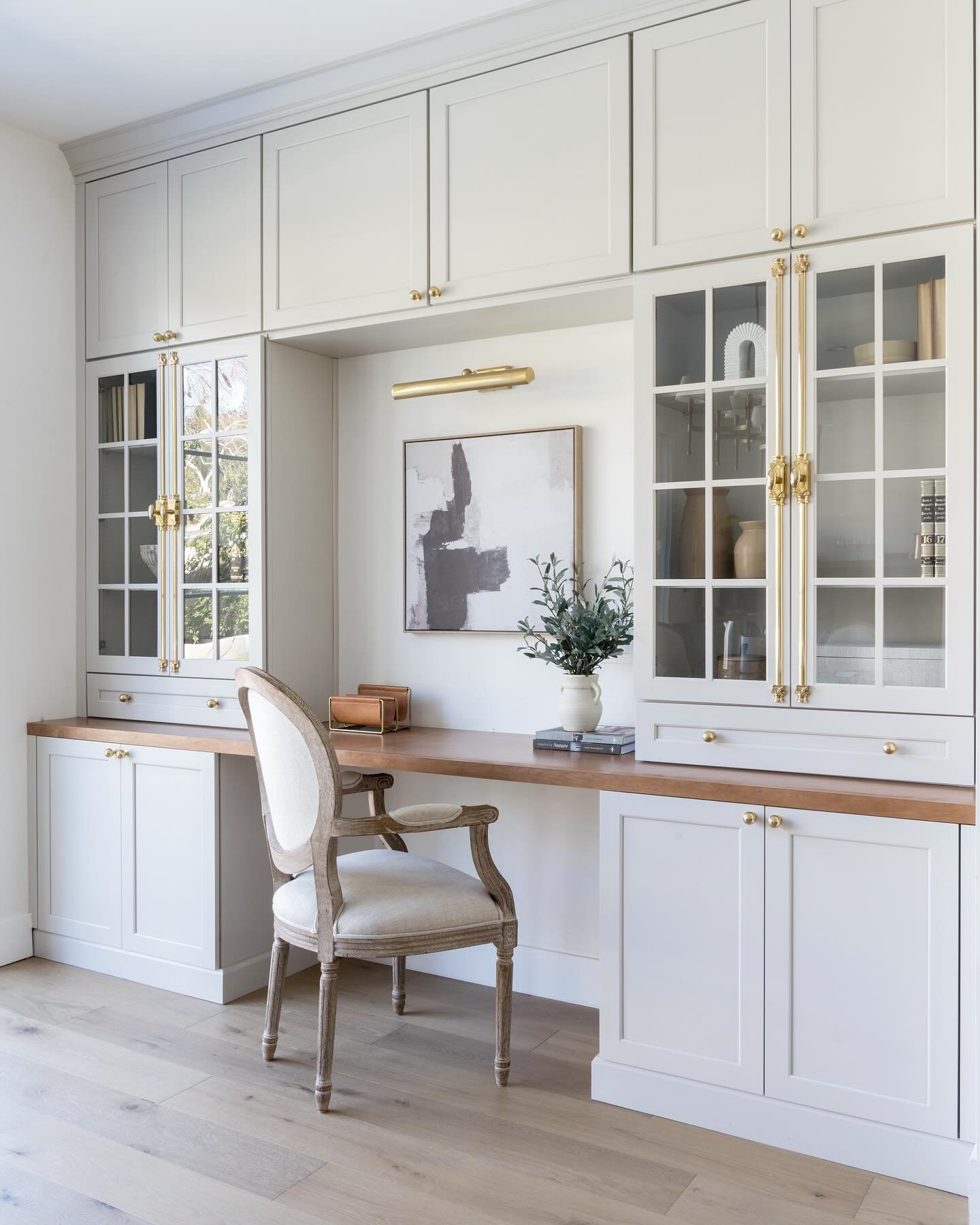 A oh-so-chic work station near the kitchen. This custom desk area that we designed with @rpndesignla helped us blend form and function in one beautiful space! #workspacegoals 

📷: @charlotteleaphotography 

#homeoffice #interiors123 #workfromanywher