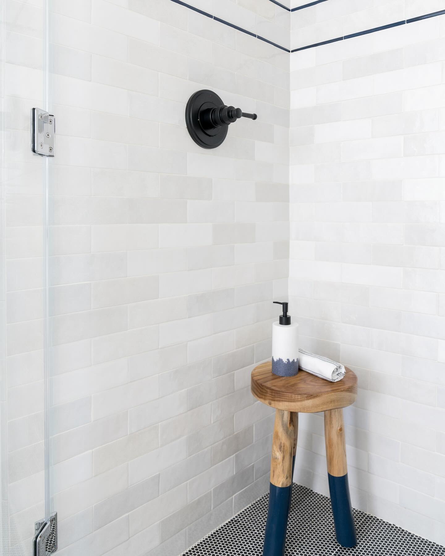 Polished pipes and vintage vibes in this little gent&rsquo;s bathroom! 🖤 
Photo credit: @charlotteleaphotography 
#interiordesign #designerdetails #bathroomdesign #bathroomdecor