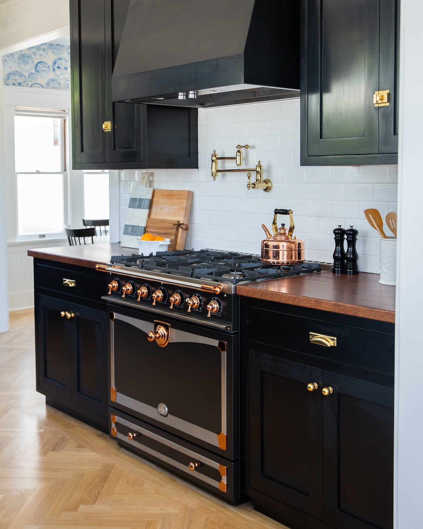 Black cabinets meet warm brass and a touch of copper for a kitchen that is both elegant and inviting! #kitchendesign #kitchengoals #kitchensofinstagram

📷: @melodymelikian