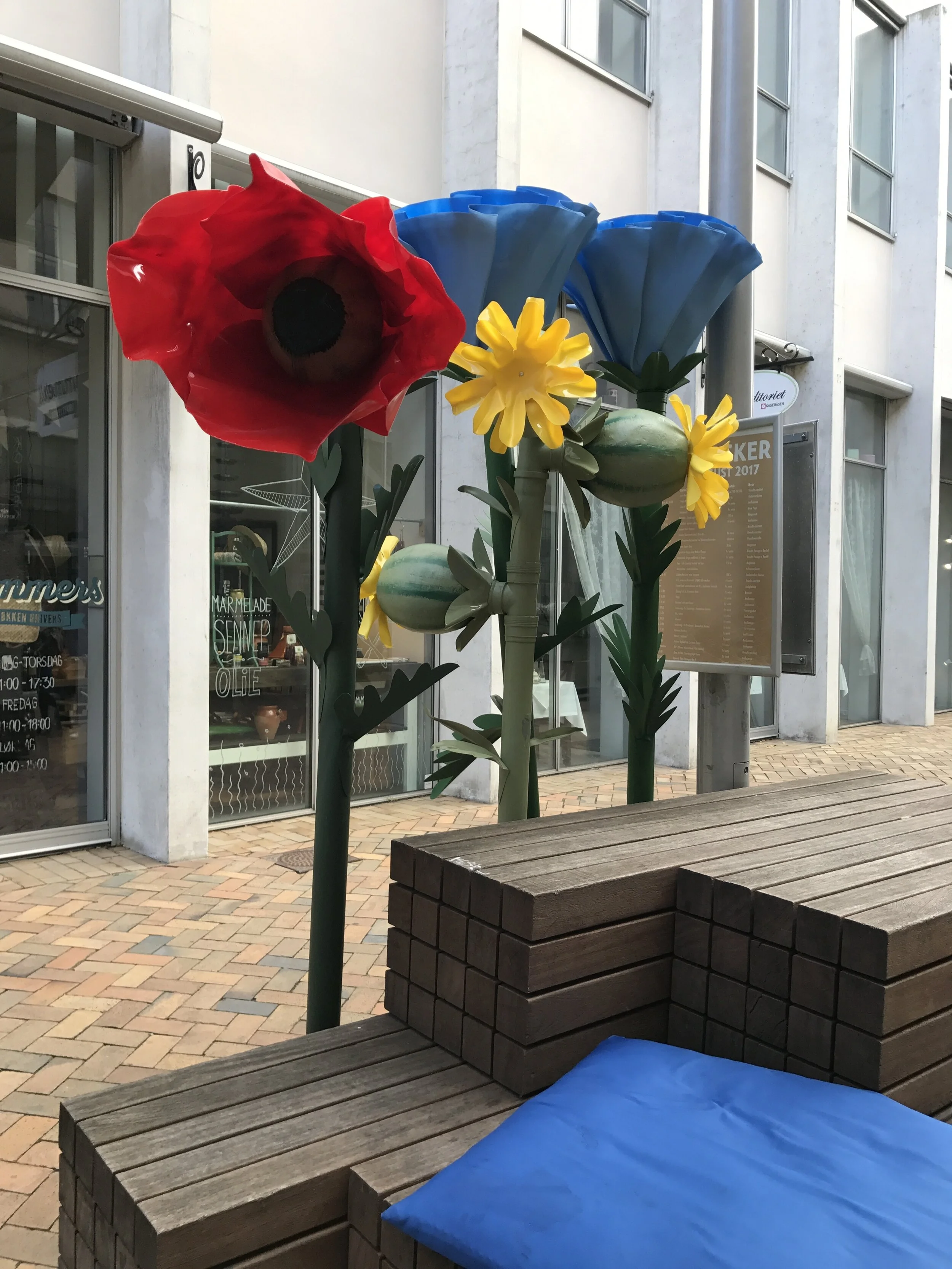  HANDMADE GIANT FLOWERS. ALL OUR OUTDOOR PROPS ARE MADE OF WEATHER RESISTANT MATERIALS. 