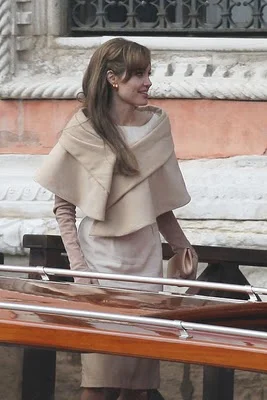 Angelina%2BJolie%2Bgives%2BJohnny%2BDepp%2Blingering%2B9r8D_ELAPc9l.jpg