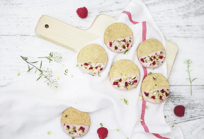 The Lovely Drawer | Pistachio + Raspberry Shortbread`
