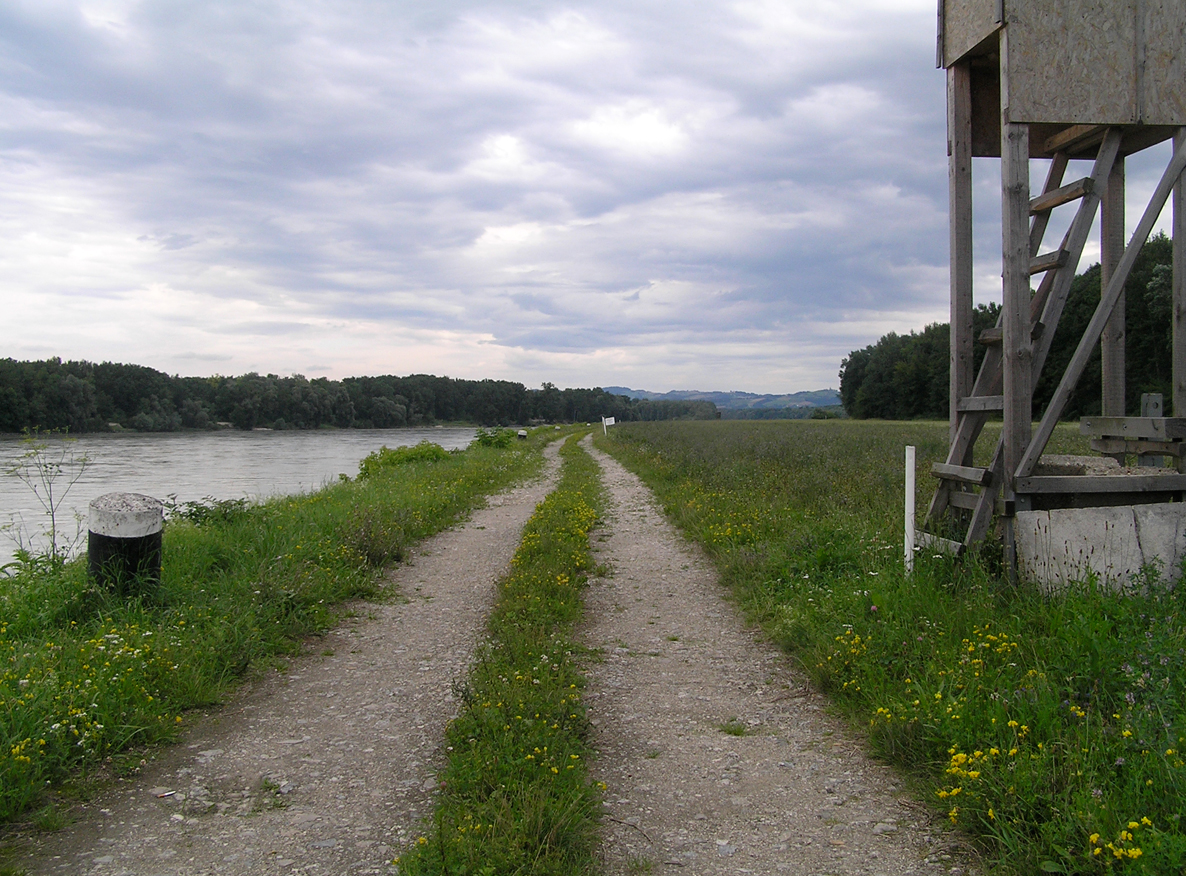 james_to_lenka_road_08.jpg