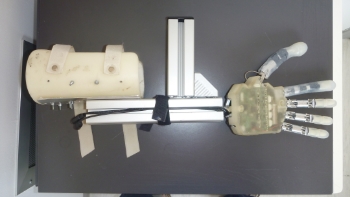Able-bodied splint and Azzurra robotic hand