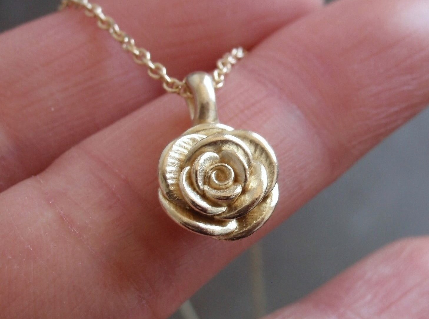  Rose Necklace in 14K Yellow Gold. 