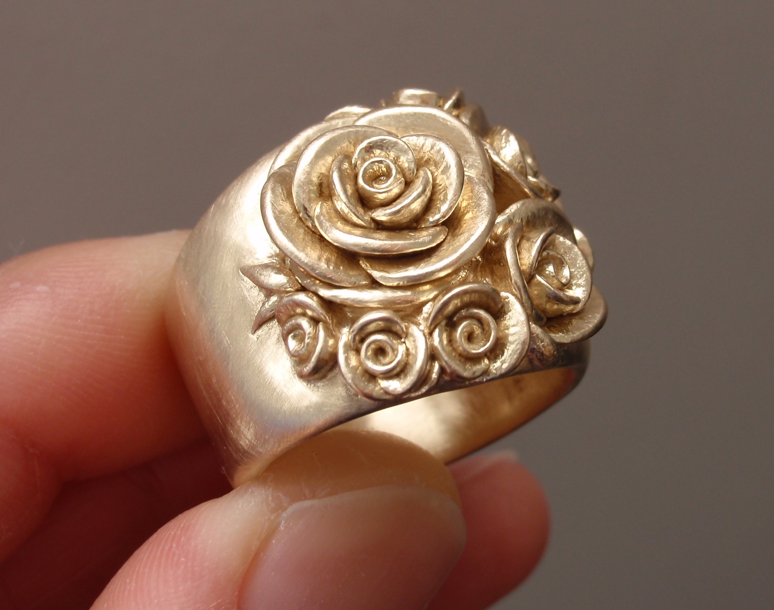  Bouquet of Roses, Wide-Band Ring, in 14K Yellow Gold. 