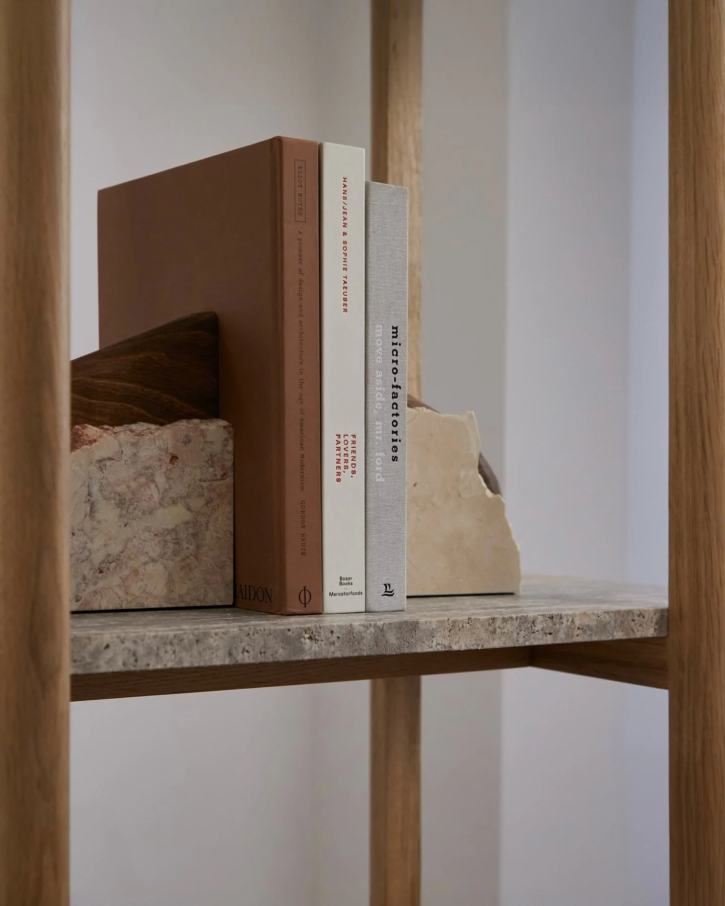 Looking back at last weekend at @curated.brussels at @mix.brussels and the steps it took to make the Connections bookshelf ✨

Wood structure crafted by @sylvain.reymond at @microfactorybxl using local oak from @sonian.brussels 🪵 

Marble shelves col