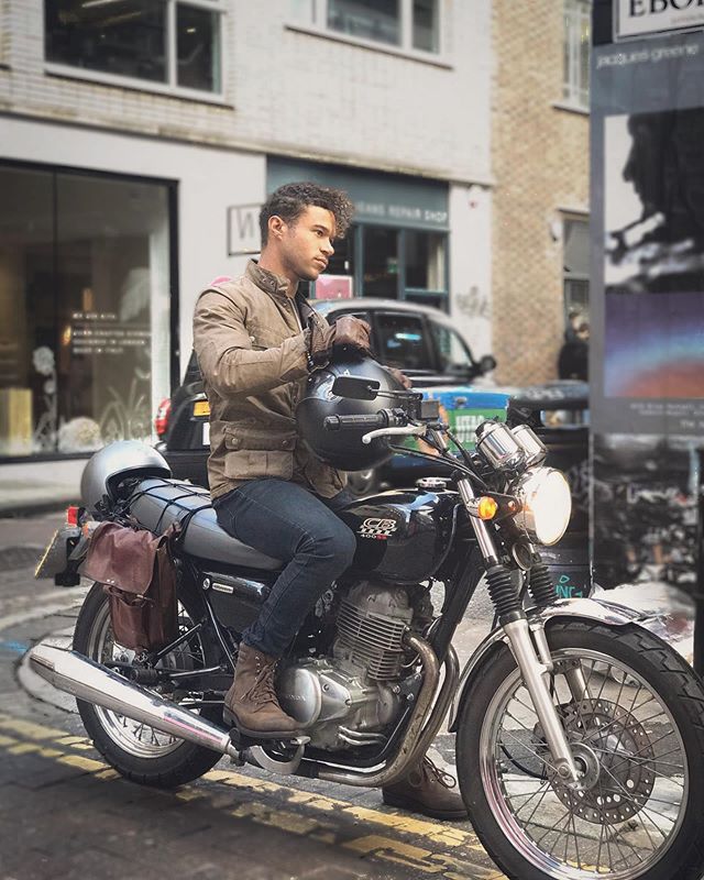 Autumn rides 🍂 (ie getting soaked constantly and almost crashing into Ubereats drivers) #london #hondaclassic