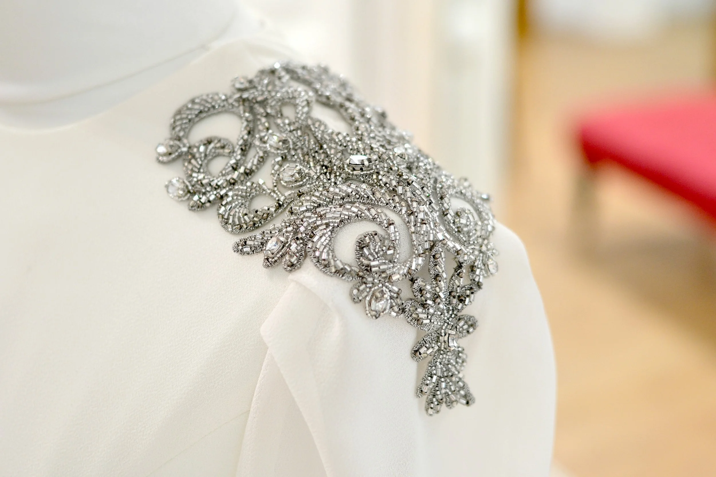 hombrera-plata-vestido-novia-carmen-maria-mayz.jpg