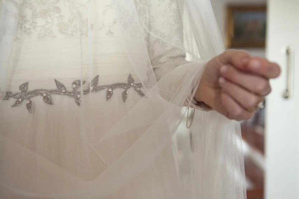 Novias con Cinturón — María Mayz