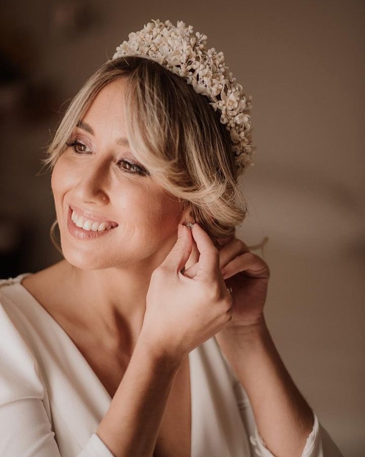 😍 @jessicaconejero 😍 Guap&iacute;sima😘
Gracias por elegir una de nuestras tiaras😘 

📸 @observaycapturafotografia 
💄 @soraya_navas_ 
💇&zwj;♀️ @albaquirosestilista 

#tocados #tocadosdenovia #tiara #tiaras #tiarasdeluxo #weddinghair #weddingmake