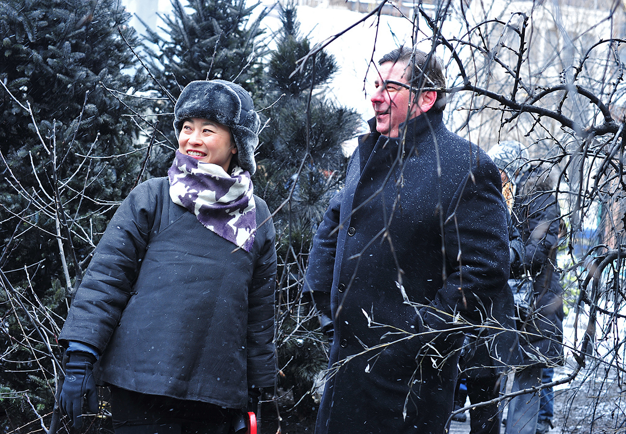  Jennifer Wen Ma and Mayor Bill Peduto tour the installation. Image by Jen Saffron.
