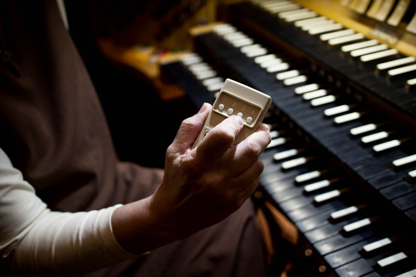 Organist Cynthia Pock at the First English Evangelical Lutheran Church. Photograph by Allard van Hoorn. 