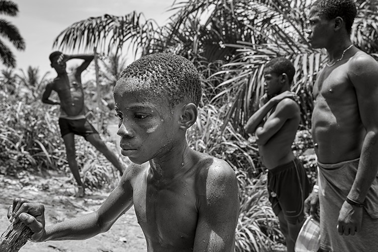  Stigmatized as a witch, outcast by his mother, nearly killed by his father and tortured by the pastor. Now Jehptha (12) has ended up on a dump in Uyo and shares his meals with rats. 