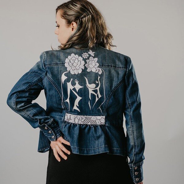 Raw &amp; Radiant Fashion Show 2:00pm Today at @thearmoryboulder

Upcycled fashion 👘 🥻 meets original artwork. Models will be presenting a variety of jackets, pants, shoes and totebags that have been altered with paint, screenprinting, textiles, ar
