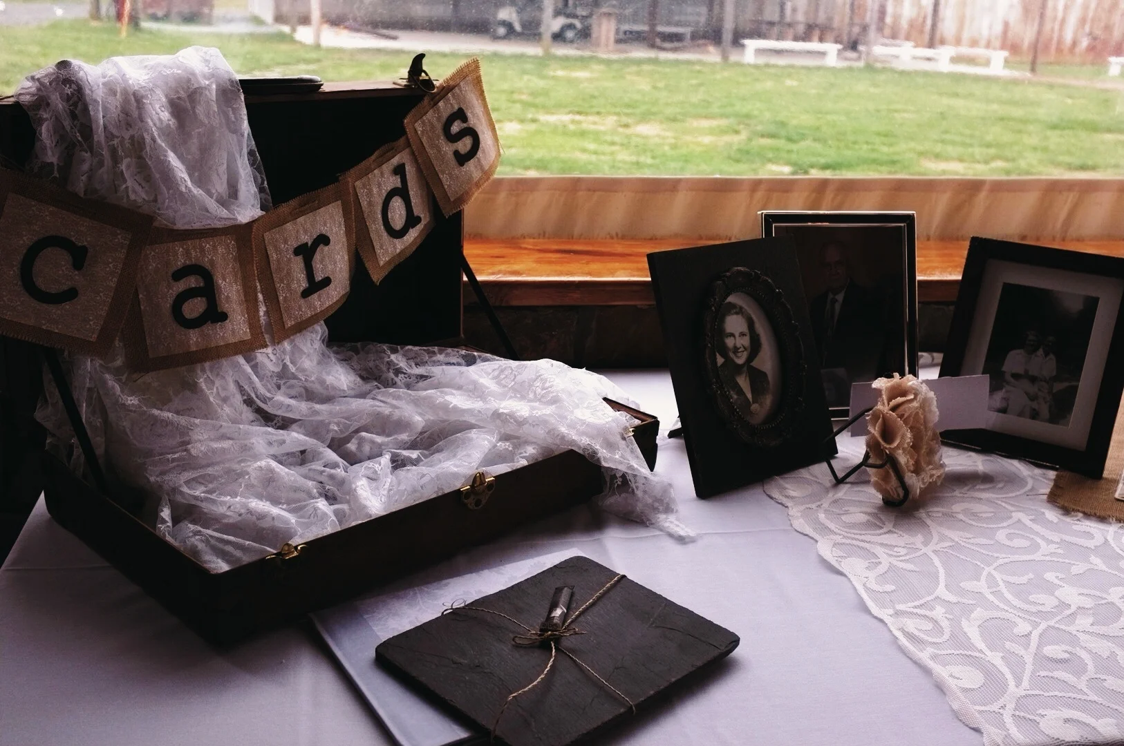 gift and sign in table