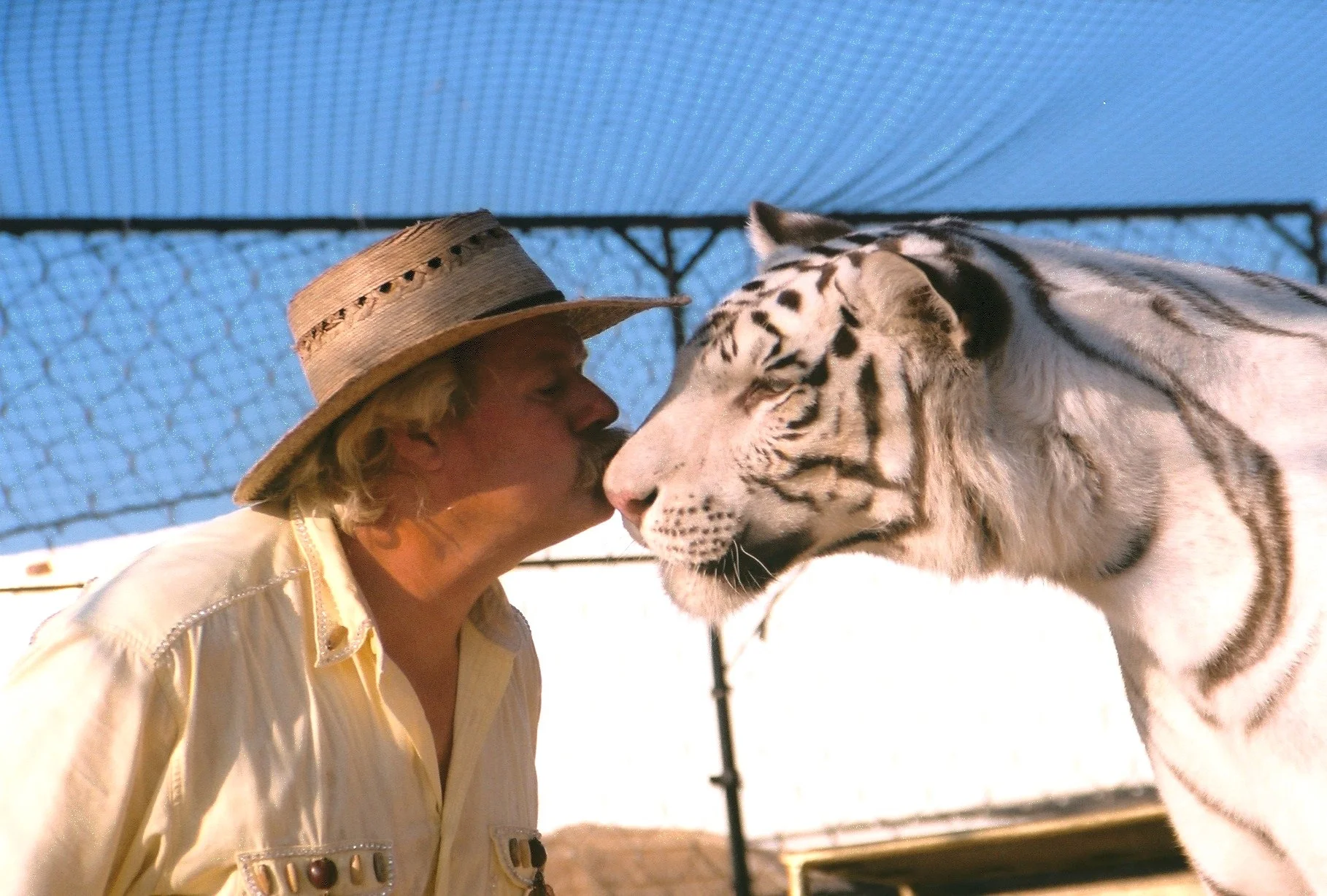 VINCE_KAYA_KISS.jpg